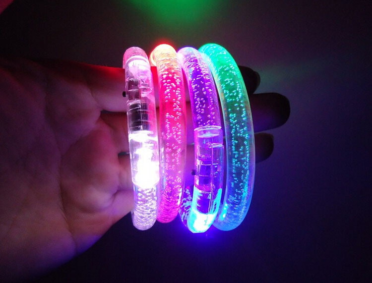 10 ไอเทมเอาใจสายตื๊ด แฟชั่นเรืองแสง LED