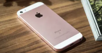 แอปเปิ้ลปรับลดความเร็วการทำงานของ iPhone รุ่นเก่าให้ช้าลง 50%