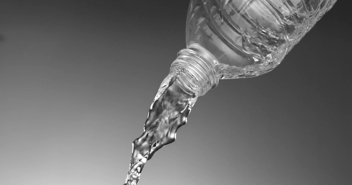 ดื่มน้ำบรรจุขวด เสี่ยงพลาสติกปนเปื้อน ผลวิจัยเผยพบในน้ำดื่มหลายยี่ห้อ