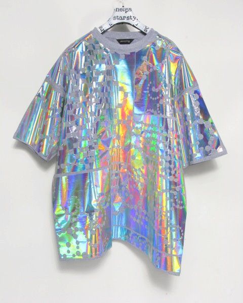 แฟชั่น Holographic จับเสื้อผ้าสายปาร์ตี้มามิกซ์ให้เข้ากับหน้าฝน