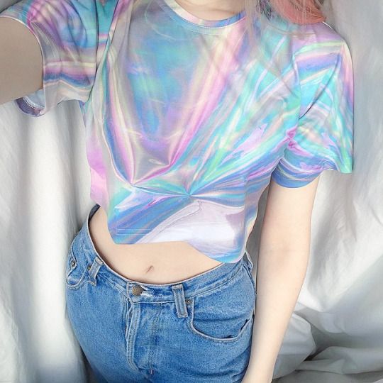 แฟชั่น Holographic จับเสื้อผ้าสายปาร์ตี้มามิกซ์ให้เข้ากับหน้าฝน