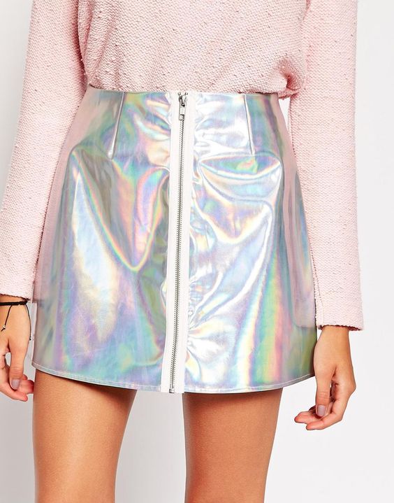 แฟชั่น Holographic จับเสื้อผ้าสายปาร์ตี้มามิกซ์ให้เข้ากับหน้าฝน