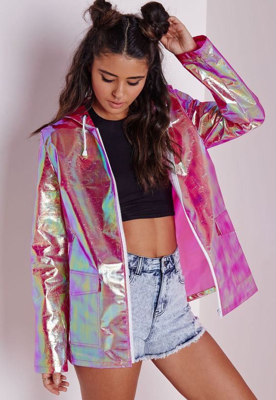 แฟชั่น Holographic จับเสื้อผ้าสายปาร์ตี้มามิกซ์ให้เข้ากับหน้าฝน 