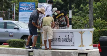 โลงศพกลางถนน