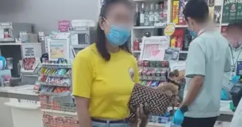 สาวอุ้มหมา