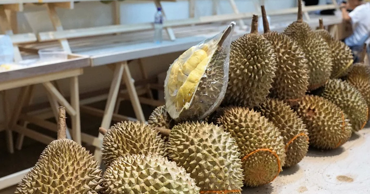 Durian-vendor-Korat