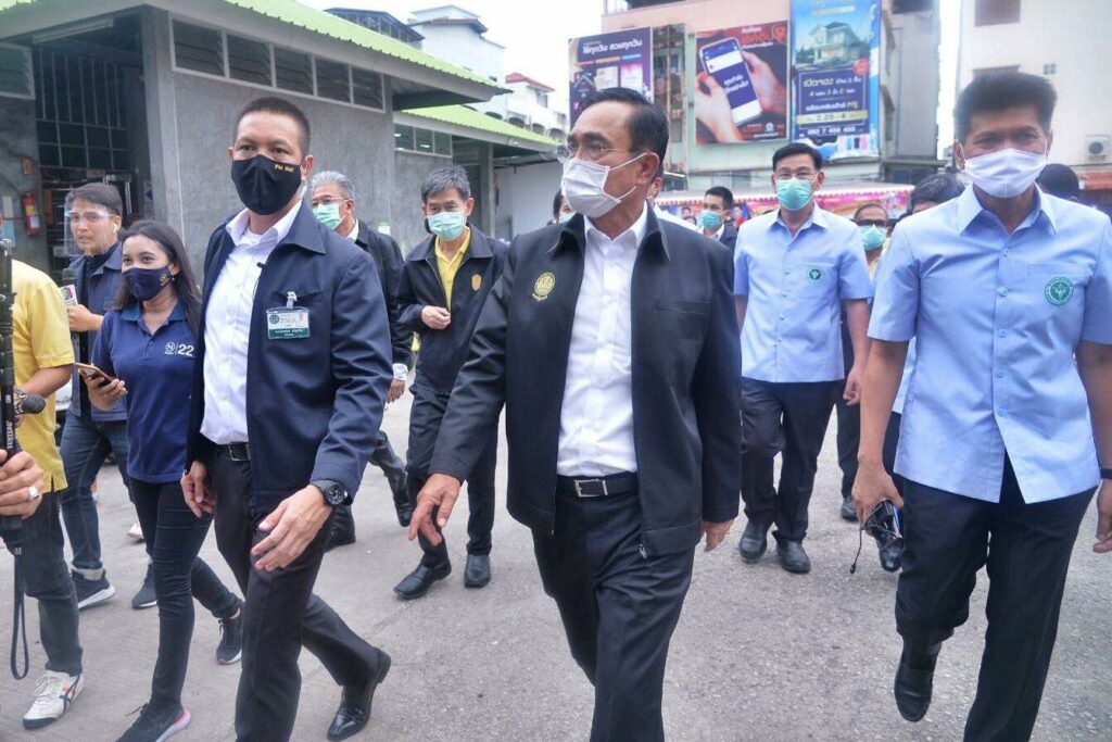 นายกฯ วอนคนไทยเชื่อมั่นในระบบสาธารณสุข หลังลงพื้นที่ ระยอง มั่นใจสถานการณ์จะดีขึ้น
