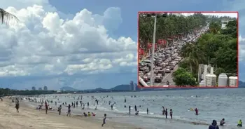 ชายหาดบางแสน วันหยุดยาว