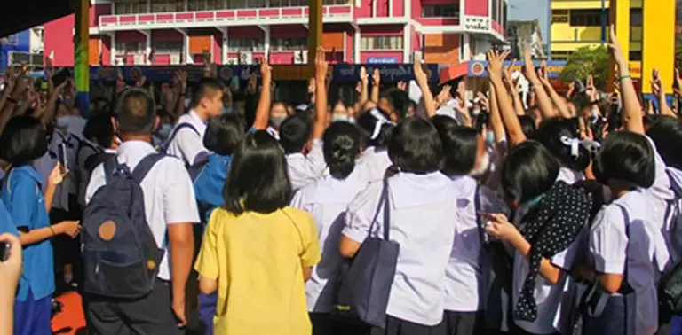นักเรียน ชู 3 นิ้ว ตำรวจ