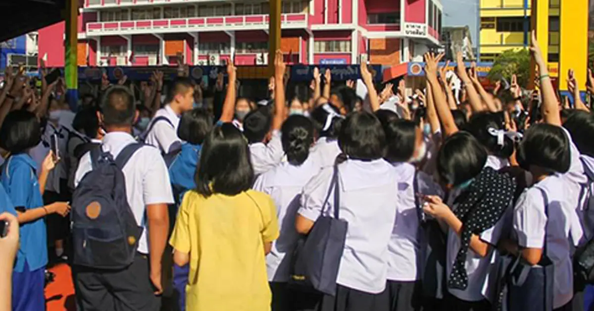 นักเรียน ชู 3 นิ้ว ตำรวจ