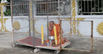 เจ้าอาวาส ขังกรง อ่างทอง