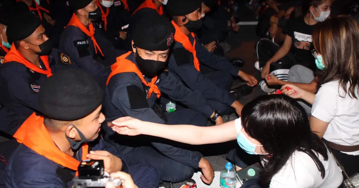 หญิงสาวป้อนขนมตำรวจ