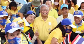 ชู 3 นิ้ว