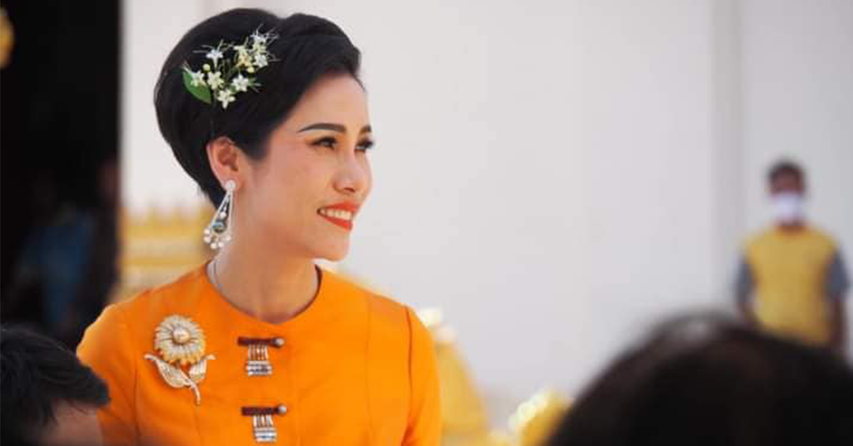 เจ้าคุณพระสินีนาฏ ถวายผ้าไตร