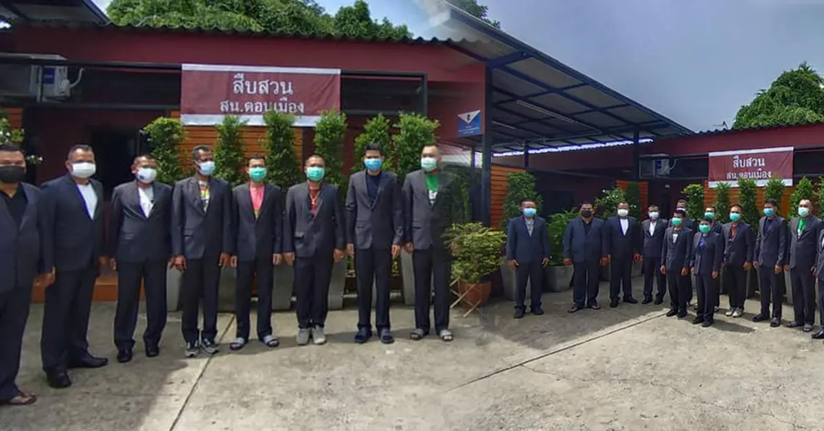 ตำรวจ สน.ดอนเมือง ใส่สูทดำ