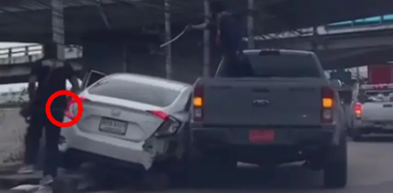 กระบะป้ายแดงเบียดเก๋งพังยับ