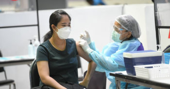 ฉีดวัคซีนคนท้อง ปก