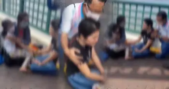 แม่อุ้มลูกจะกระโดดสะพาน
