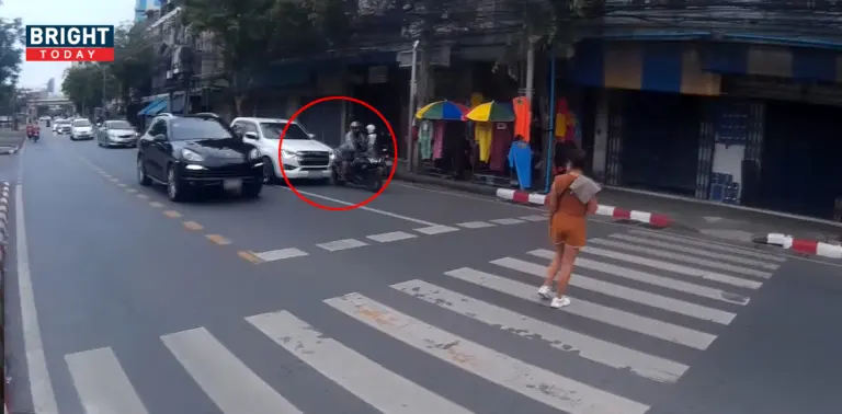 สาวข้ามถนนทางม้าลาย