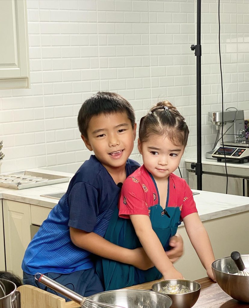 แสนดี! ดีแลน ปลอบขวัญ น้องเดมี่ หลังงอแง นั่งเล่นแต่งหน้าเป็นเพื่อนน้อง