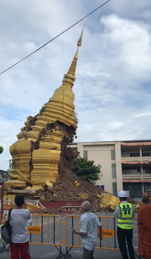 พระธาตุวัดศรีสุพรรณถล่ม-1