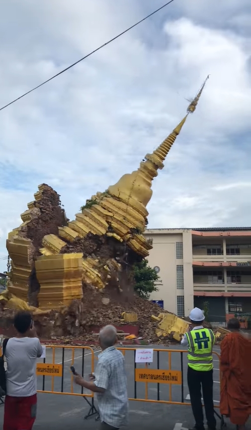 พระธาตุวัดศรีสุพรรณถล่ม-2