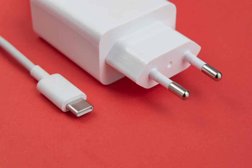 charger-usb-cable-type-c-red-background