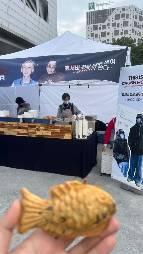 เจโฮป-BTS-เล่นใหญ่-เลี้ยงขนมปังปลา-แฟนๆที่มาชมคอนเสิร์ตของ-Crush-ในกวางจู