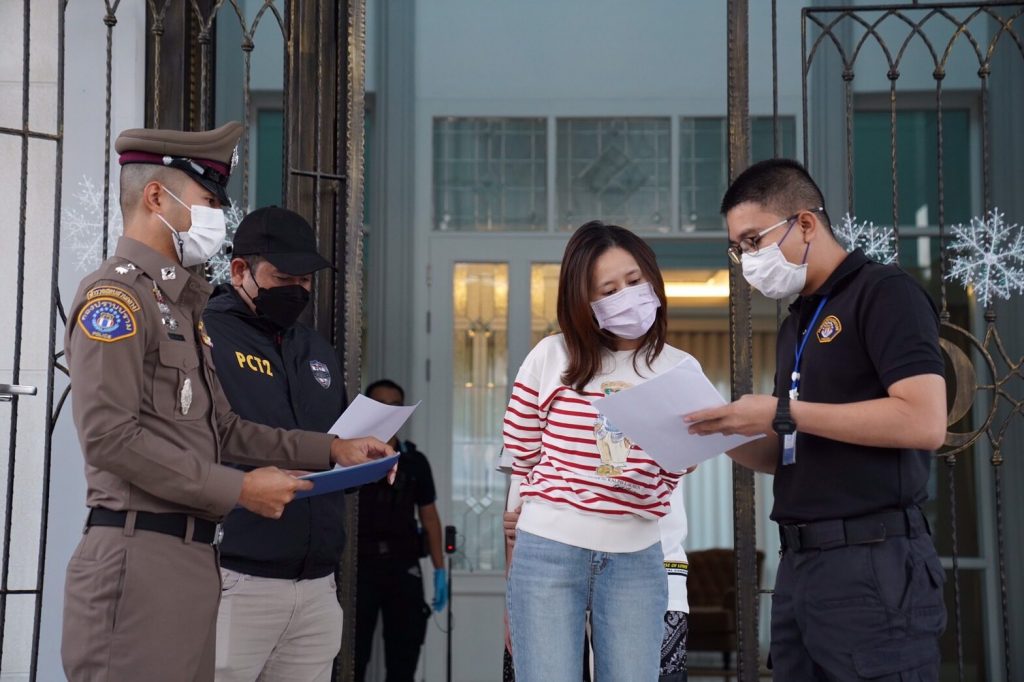 ไม่รอดนอนคุก-ศาลอาญาไม่ให้ประกันตัว-แยม-ธมลพรรณ์-8