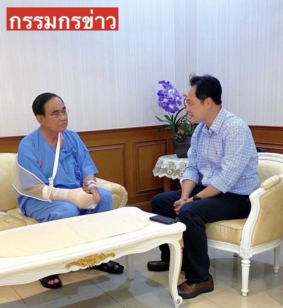ประยุทธ์มือขวาบวม-2