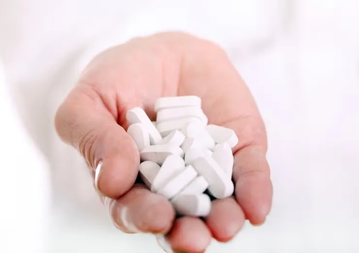 close-up-hand-doctor-with-pills