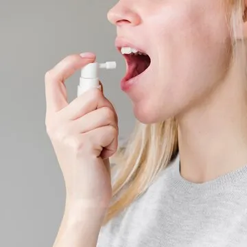 woman-using-mouth-spray 23-21485