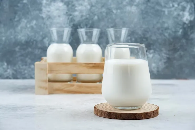 glasses-milk-gray-table 114579-6