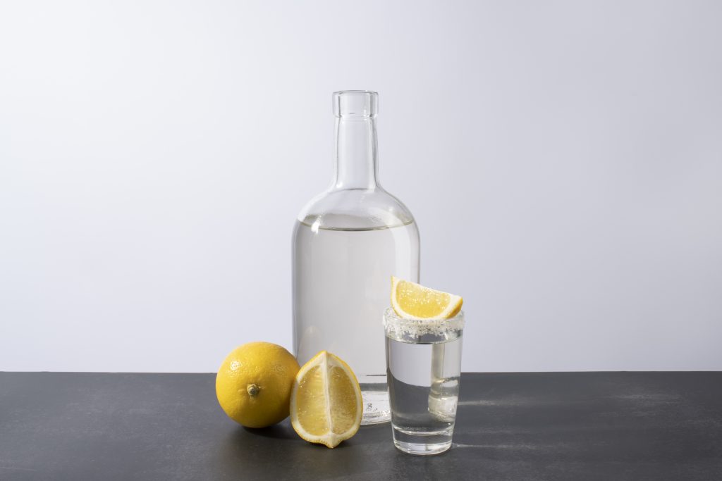 cocktail-glass-with-lemon-slice