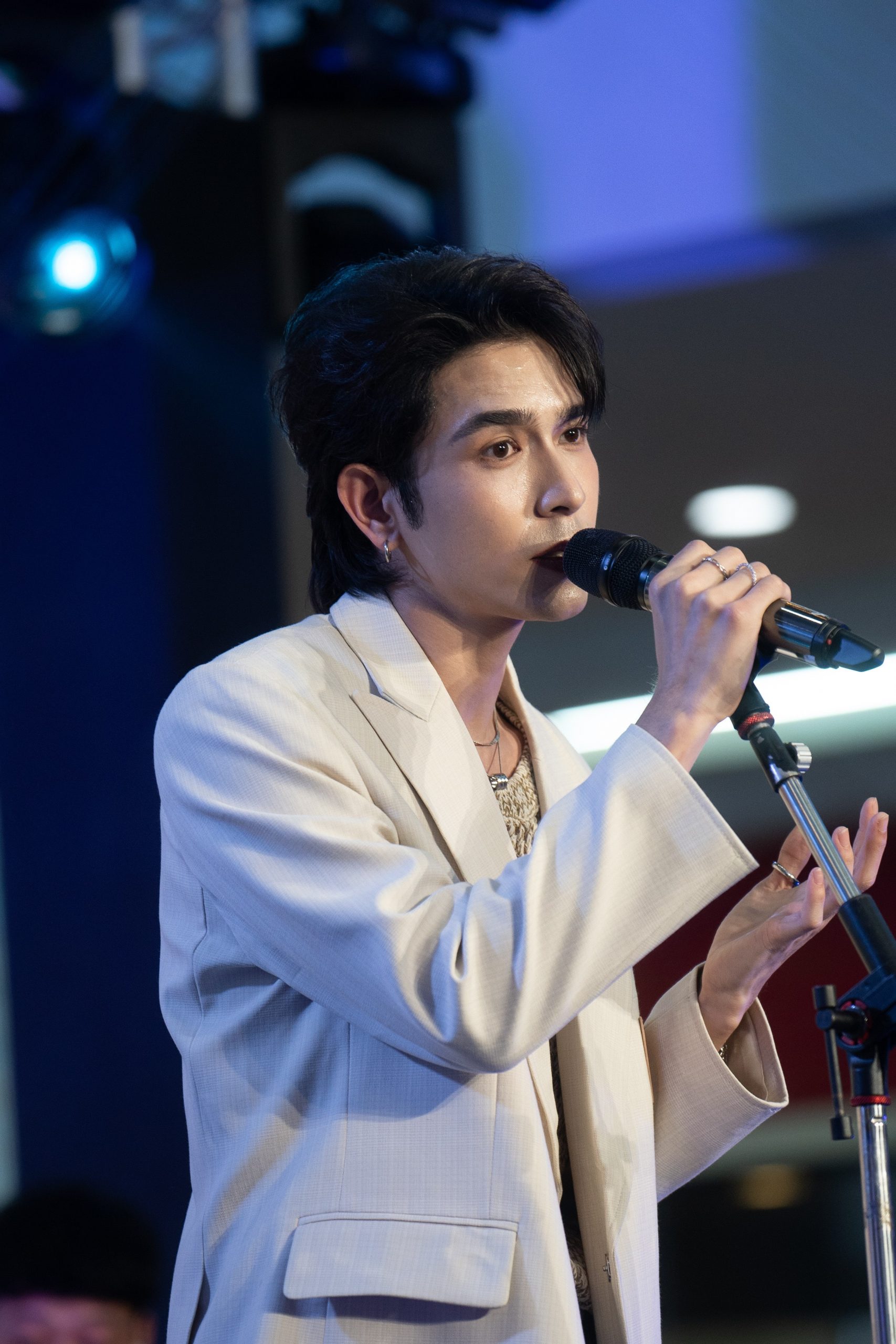 ทอมมี่ร้องเพลง Mr-min