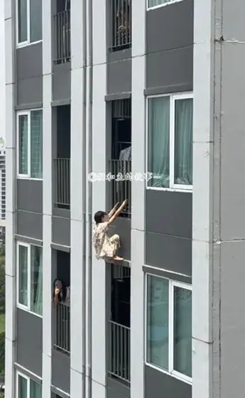 หนุ่มประชดรัก ปีนตึกประชดแฟน (1)